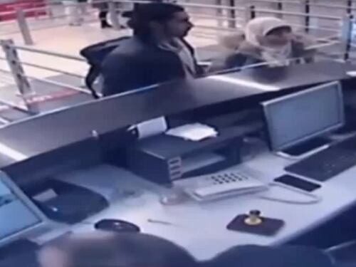 Ecco la moglie di Coulibaly all'aeroporto di Istanbul