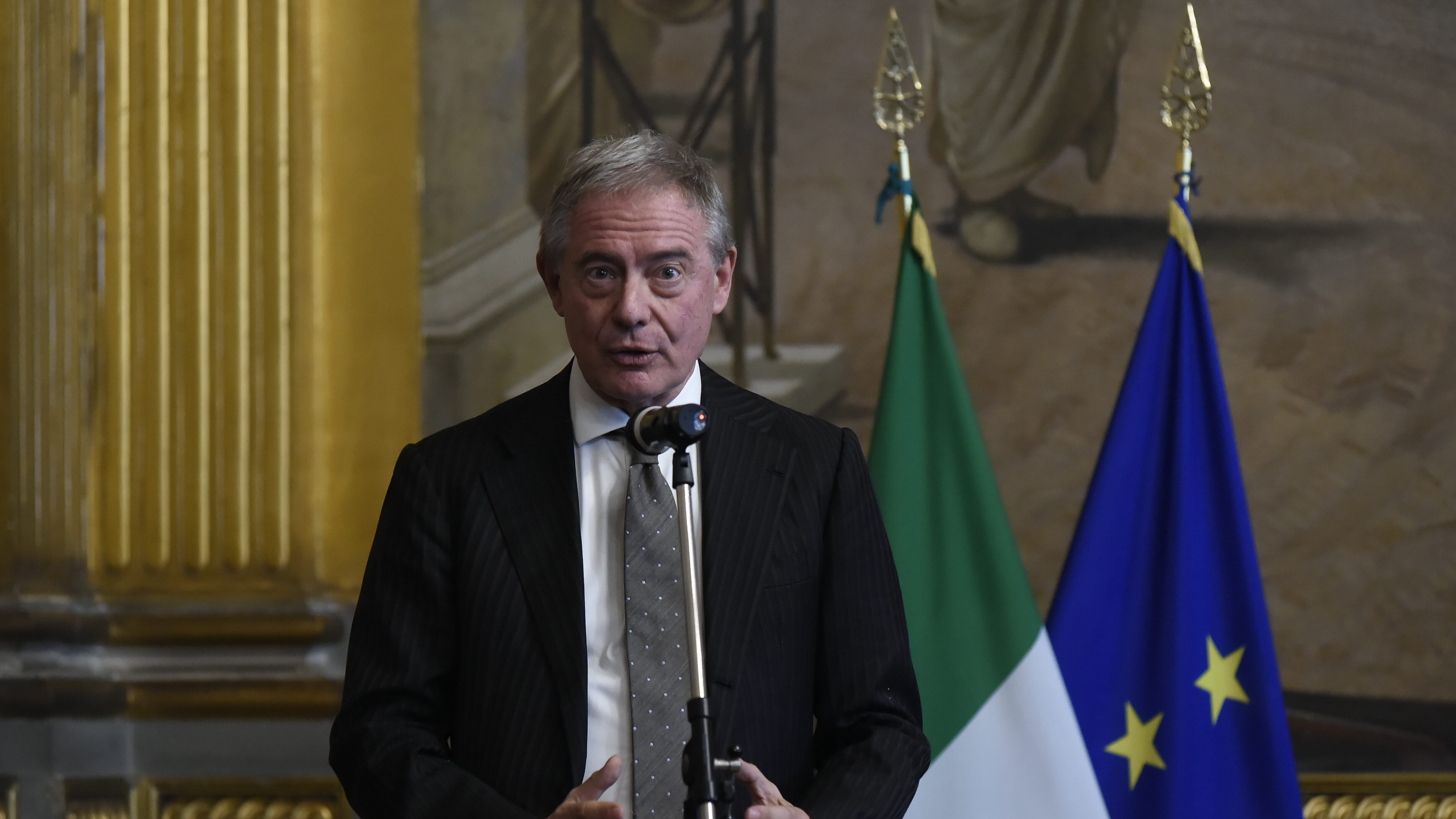 "Lasci l'Italia? Restituisci 10 anni di bonus"