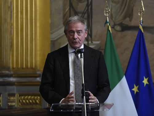 "Lasci l'Italia? Restituisci 10 anni di bonus"