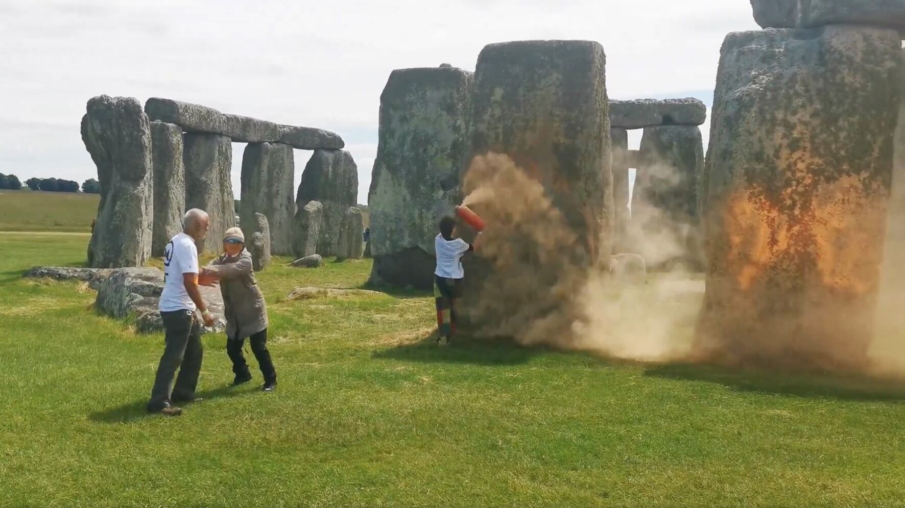 Vernice arancione sui monoliti di Stonehenge, l'ultima follia degli ambientalisti