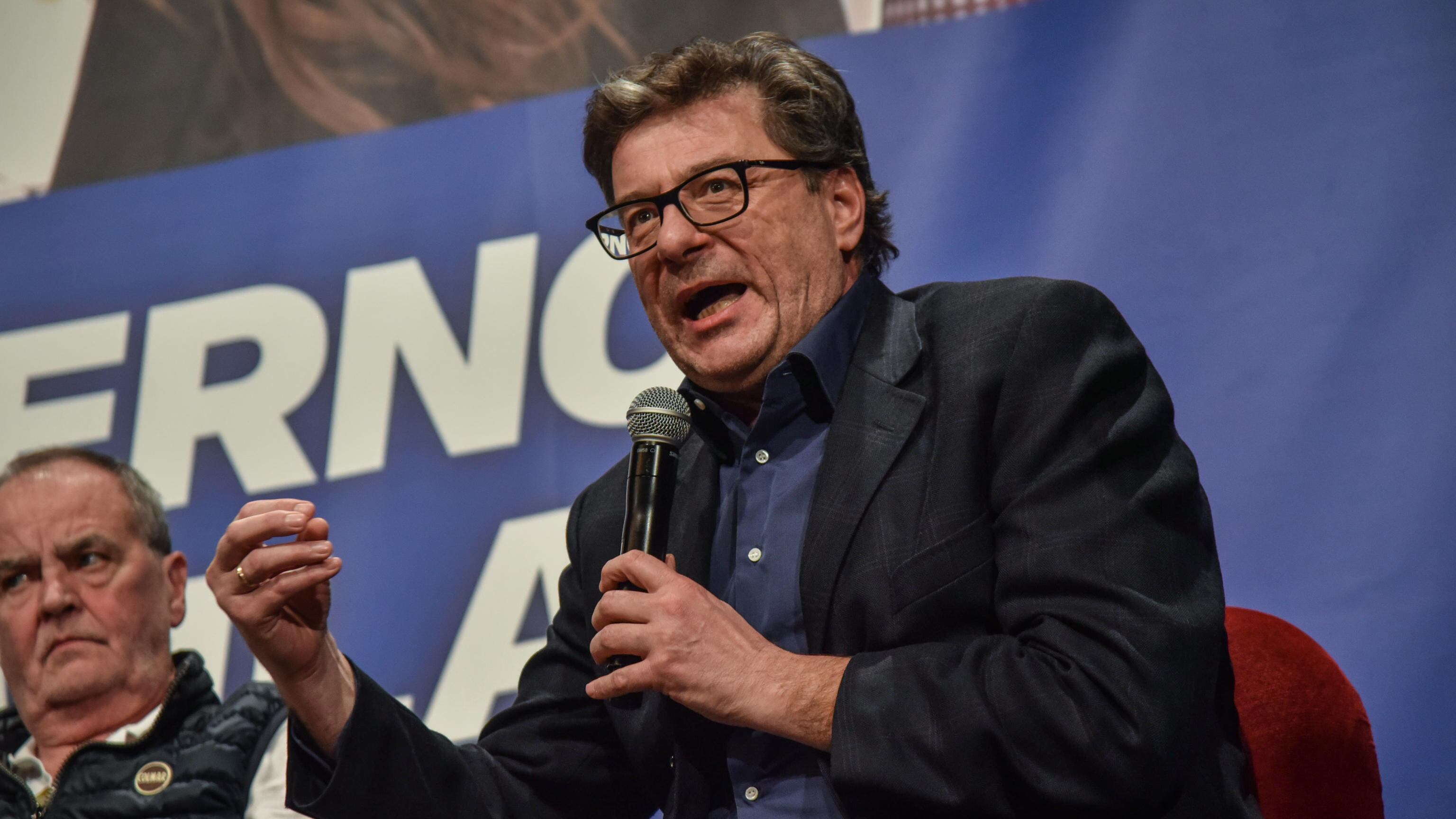 Giorgetti convoca per domani le parti sociali. Forza Italia prepara maxi-emendamento