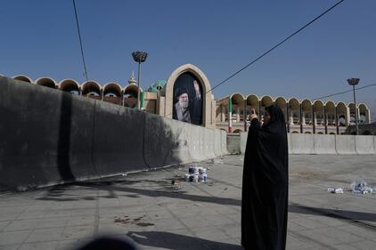 Iniziati i funerali di Khamenei: le immagini da Teheran 3
