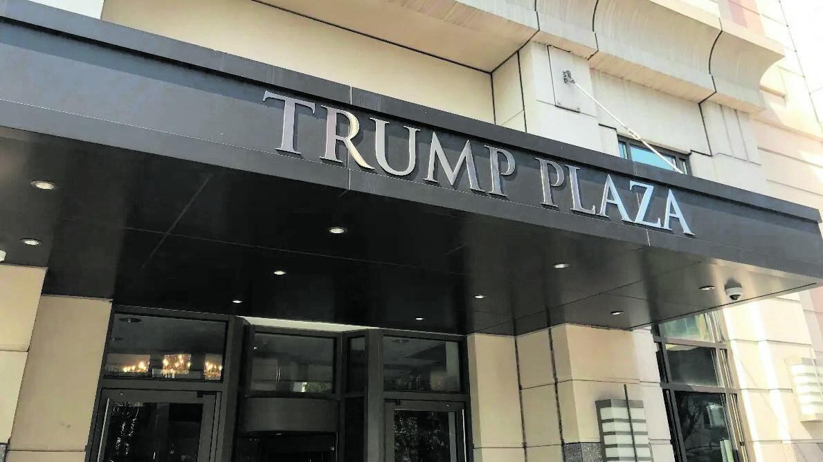 Petizione anti-Trump e rissa tra inquilini vip. "Via il nome dal palazzo". "Crociata politica"
