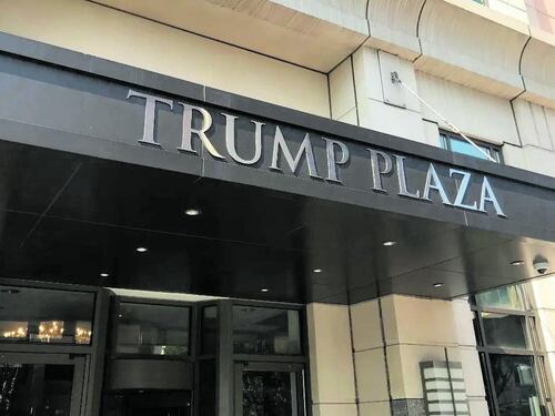 Petizione anti-Trump e rissa tra inquilini vip. "Via il nome dal palazzo". "Crociata politica"