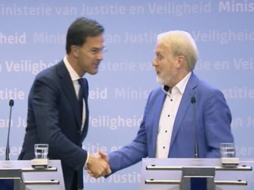 Coronavirus, gaffe di Mark Rutte: "Stretta di mano vietata". Ma lui la dà