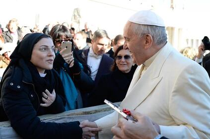 Suor Cristina regala il suo cd a Bergoglio 7