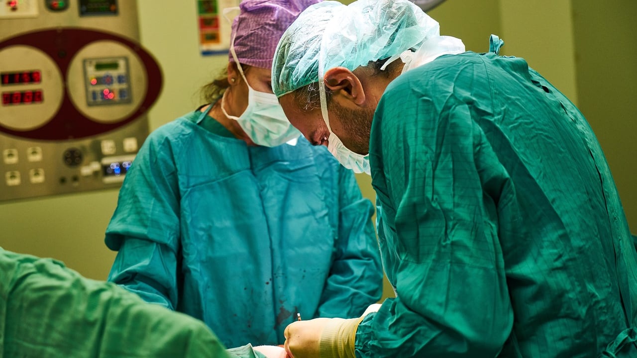 Intervento senza precedenti al Cto di Torino: ritrova l'uso della mano paralizzata grazie ai nervi del piede
