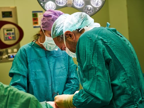 Intervento senza precedenti al Cto di Torino: ritrova l'uso della mano paralizzata grazie ai nervi del piede
