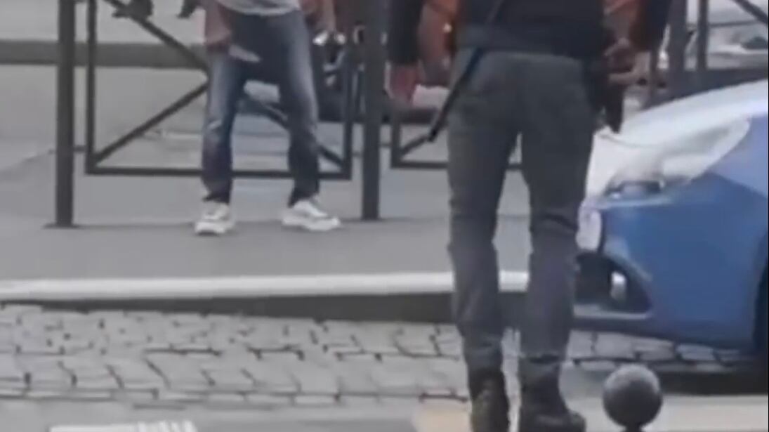 Straniero armato di coltello semina il panico alla stazione Termini: arrestato