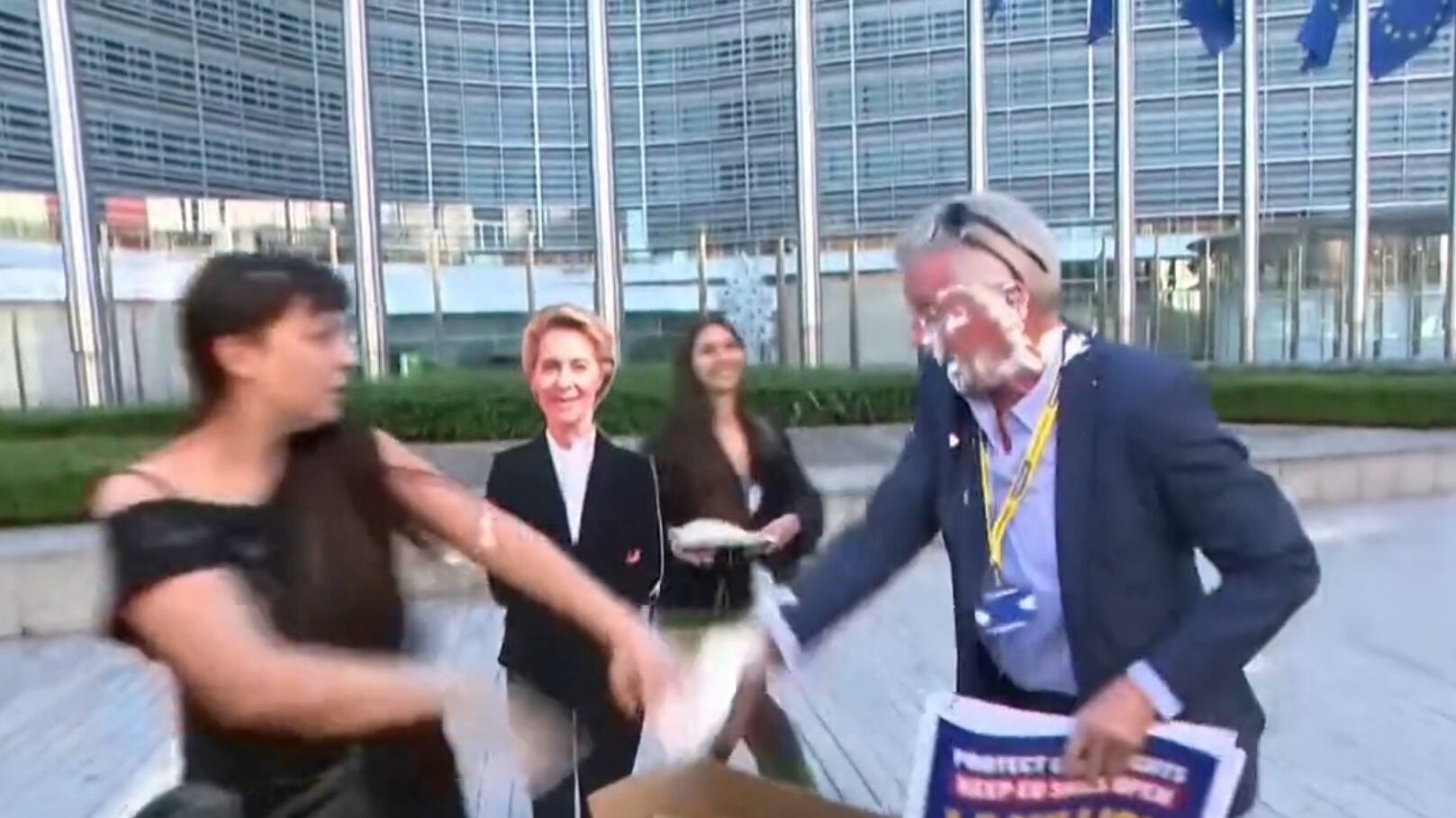 Ceo di Ryanair preso a torte in faccia a Bruxelles: cosa è successo a O'Leary