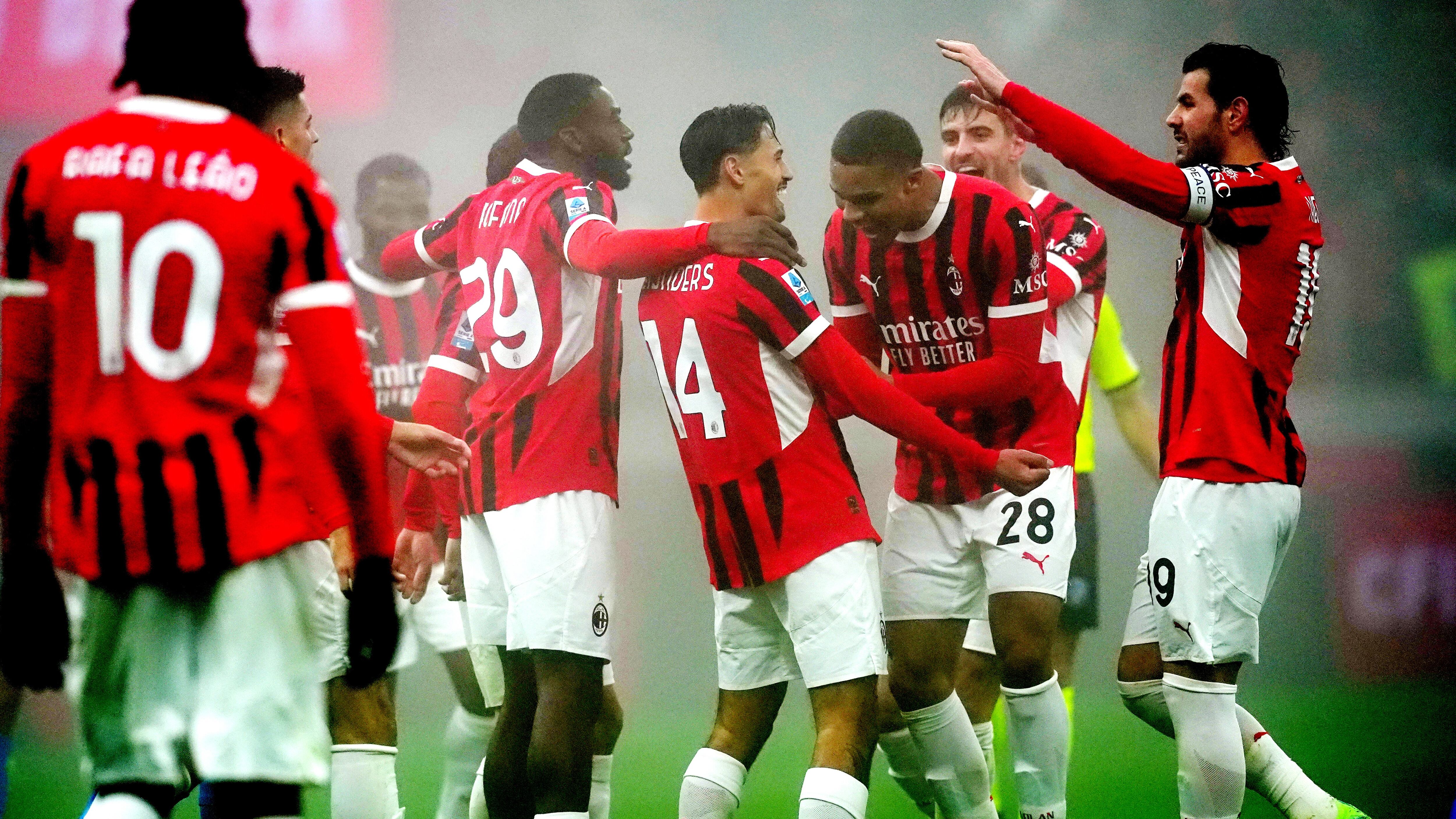 Sbuca il Milan dalla nebbia