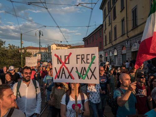 "I servizi segreti...". Il complotto dei complottisti: l'ultimo paradosso no vax