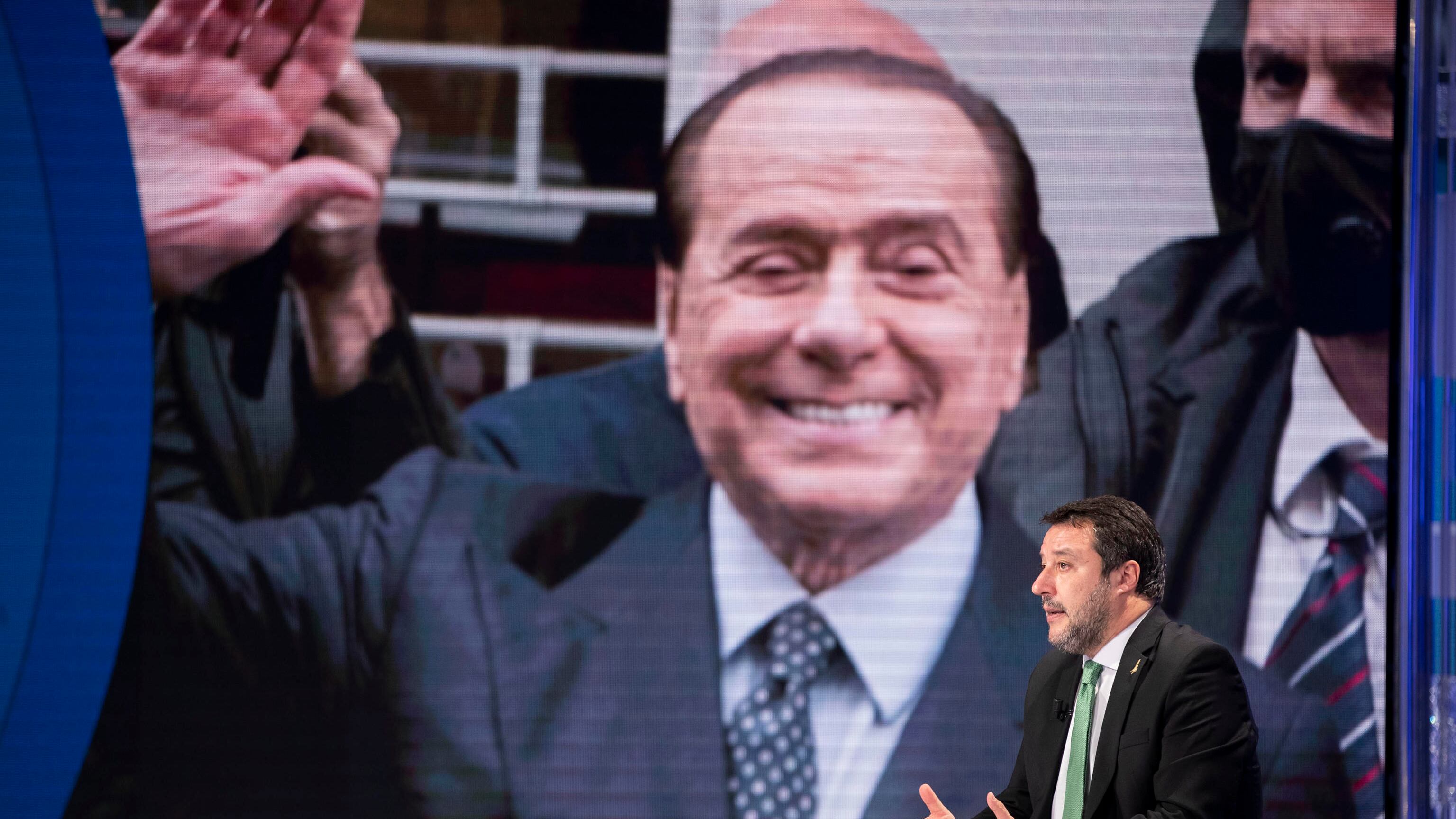 Matteo rassicura Berlusconi: "Siamo con te, saremo leali". Il nodo piano B degli alleati