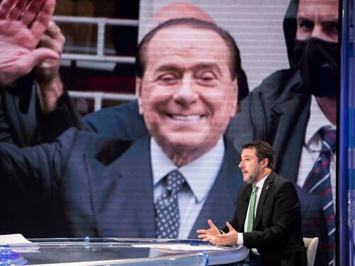 Matteo rassicura Berlusconi: "Siamo con te, saremo leali". Il nodo piano B degli alleati