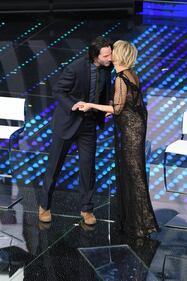 Sanremo 2017, Maria De Filippi e il bacio agli ospiti 36
