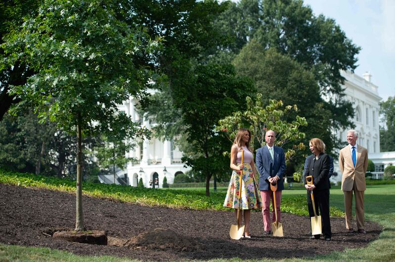 Melania Trump nell'orto con i tacchi: foto 7