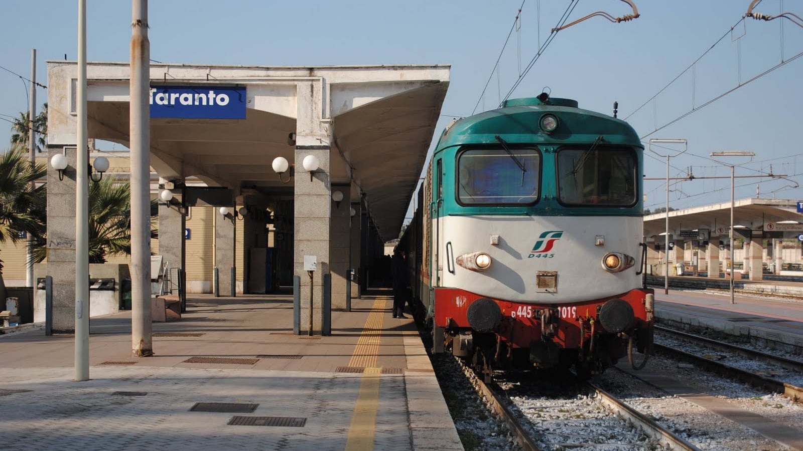 Taranto, nigeriano aggredisce i poliziotti alla stazione