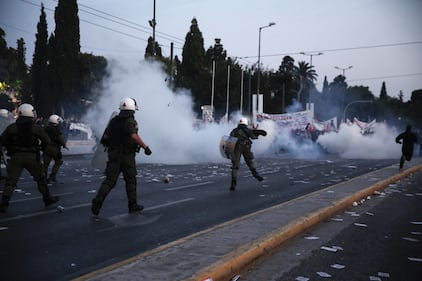 Grecia, scontri davanti al parlamento 12