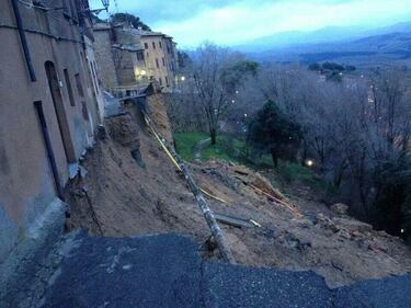 Volterra, crollano le mura medievali 1