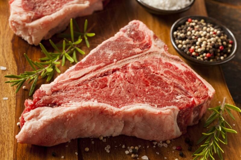 Video choc: pezzo di carne cruda prende vita e inizia a muoversi su un tagliere