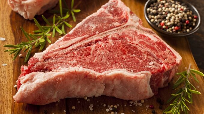 Video choc: pezzo di carne cruda prende vita e inizia a muoversi su un tagliere