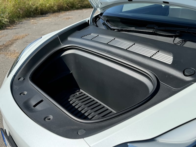 Tesla Model Y Long Range RWD: guarda la gallery del SUV elettrico super efficiente 14