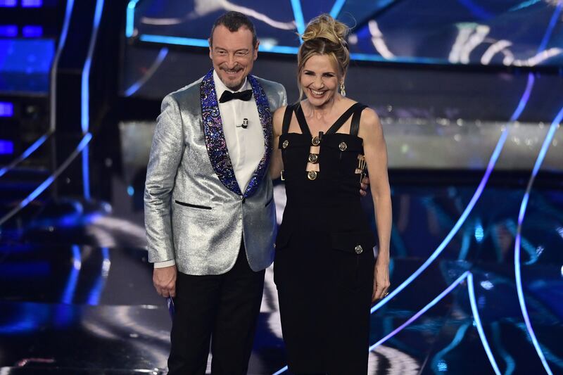 Sanremo 2024: ecco il look della quarta serata del Festival di conduttore, co-conduttrice e ospiti 2