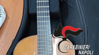 Napoli, ritrova la chitarra rubata 10 anni fa: era su un sito di aste
