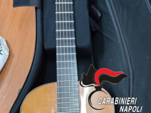 Napoli, ritrova la chitarra rubata 10 anni fa: era su un sito di aste