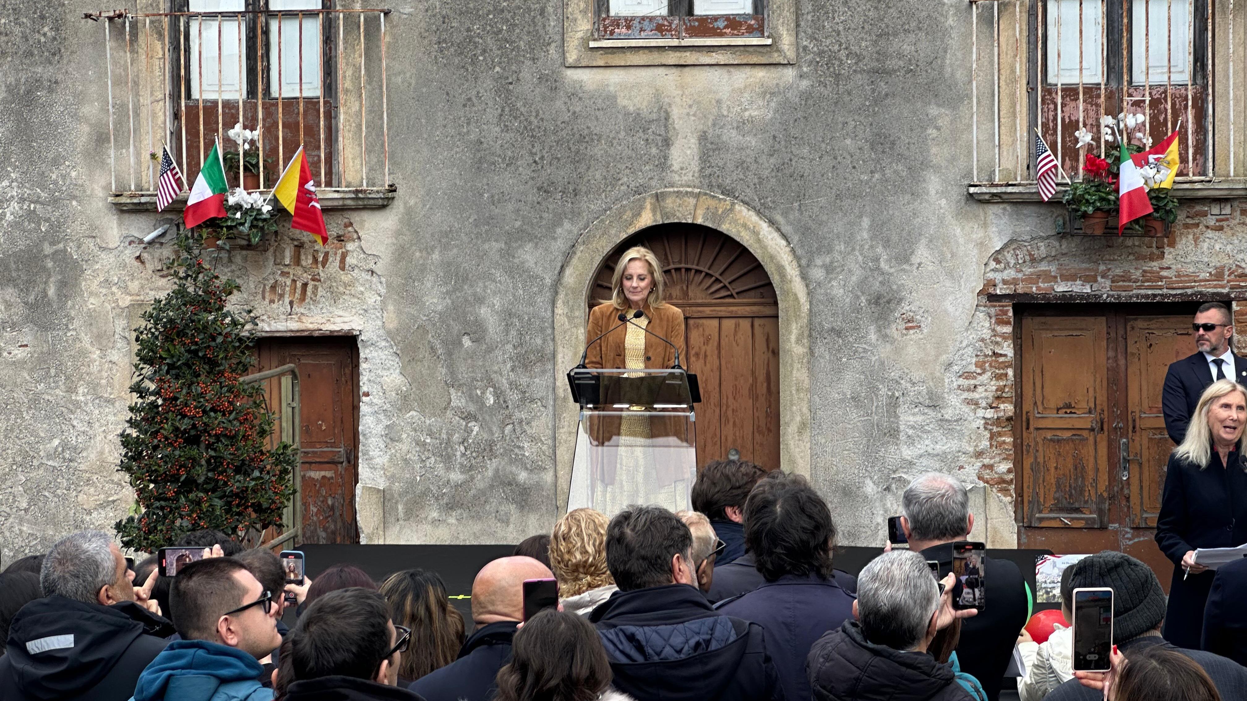 La moglie di Biden accolta a festa in Sicilia. Merito di Gaetano e Concetta