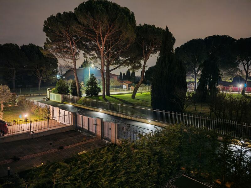 La fotocamera principale di Magic 8 Pro in notturna (1x)