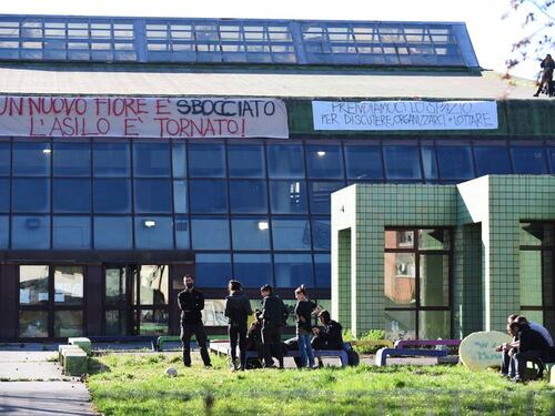 Torino, anarchici occupano altra scuola. La Lega: "Sgombero subito"