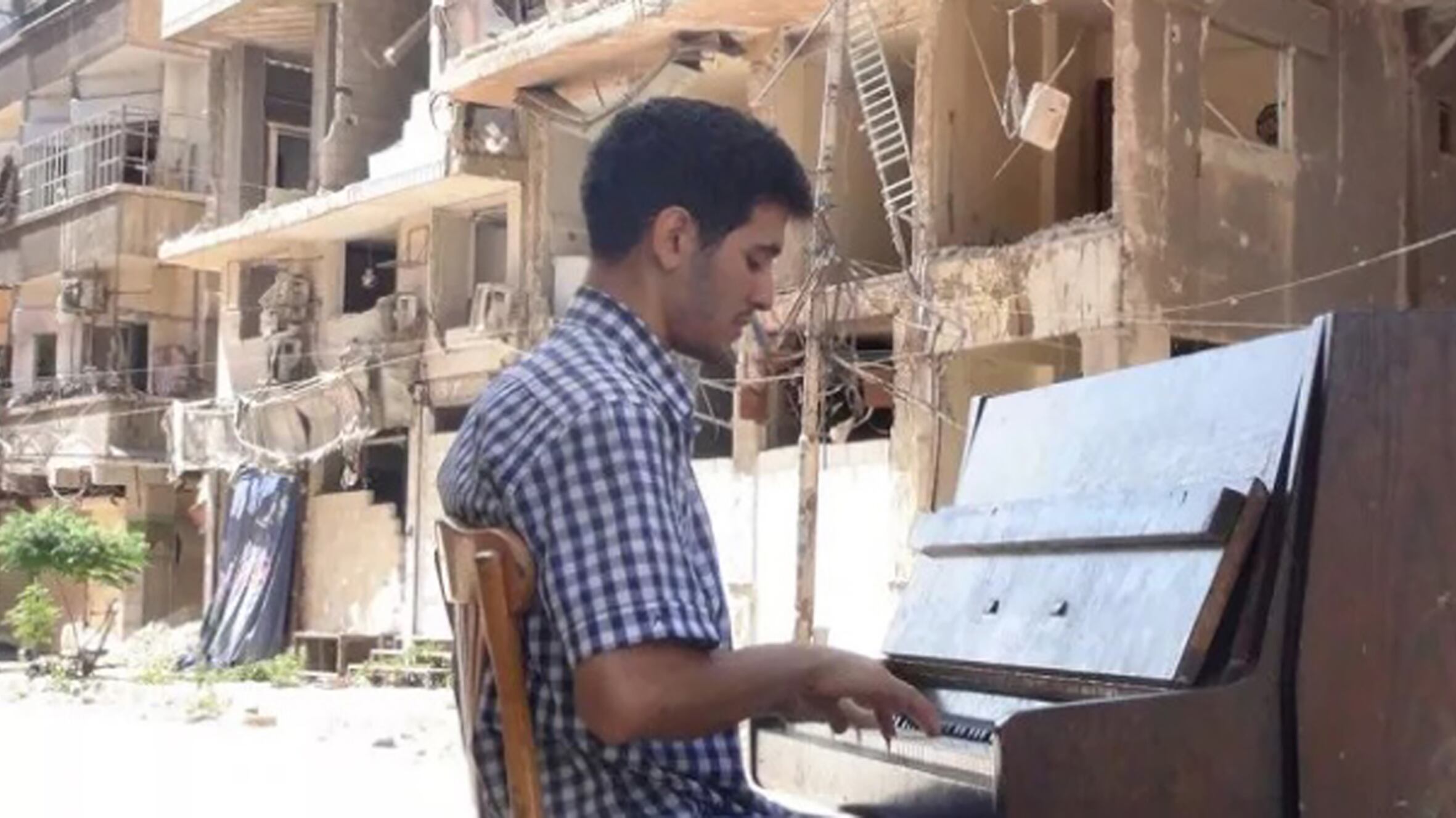 Il pianista fra le macerie: «Suonavo sotto le bombe per sentirmi libero»
