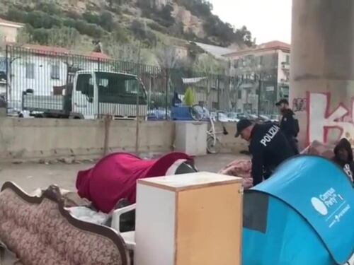 Nascosti sui treni per passare il confine: sgominata organizzazione per il traffico di migranti