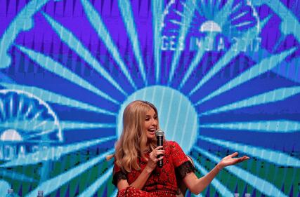 Ivanka Trump elegante in rosso: i bimbi giocano con la gonna 18
