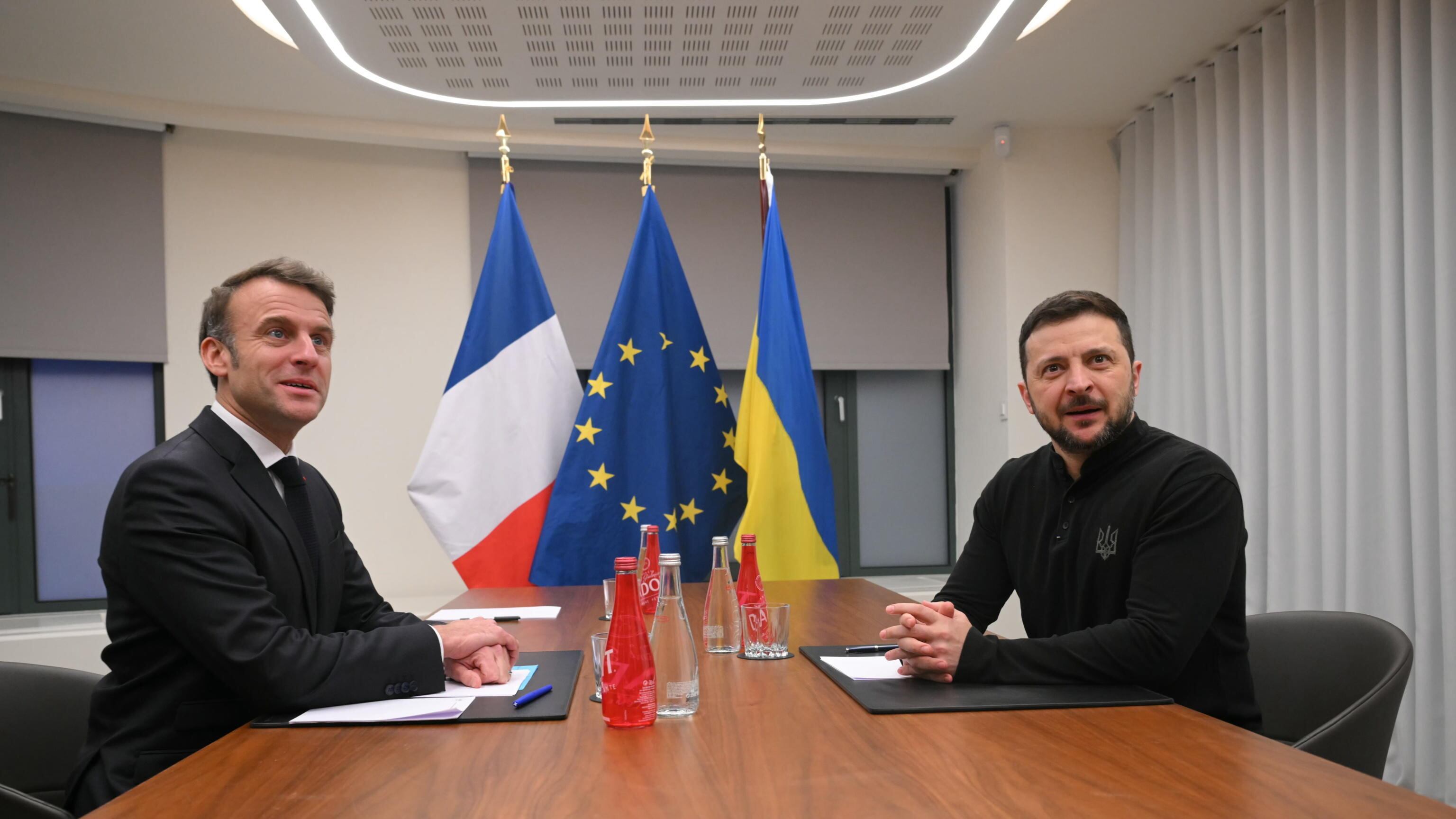 Sei Paesi e la Nato a Parigi. "Non molliamo l'Ucraina"