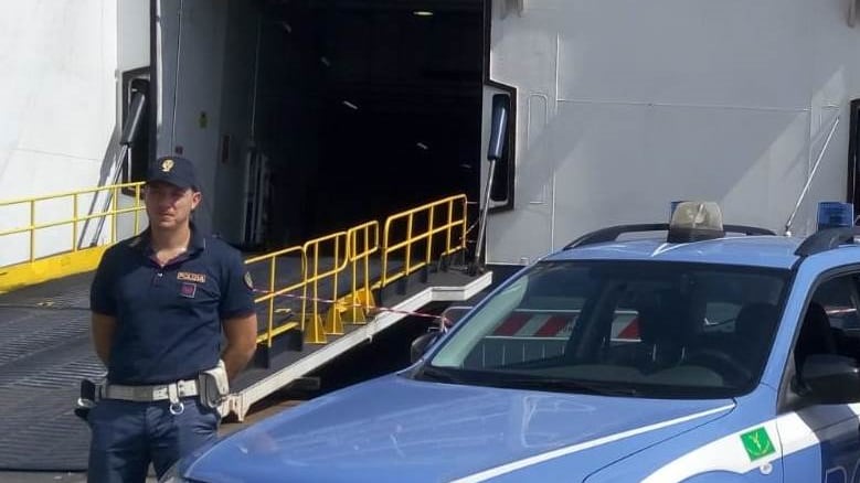 In nave con la droga, beccati dal fiuto infallibile dei cani poliziotto