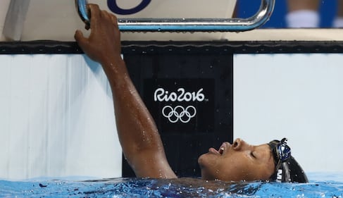 Simone Manuel fa la storia: prima afroamericana a vincere l'oro nel nuoto. Le lacrime di gioia 8