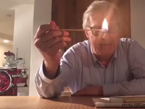 Sgarbi contro Raggi: "Non è solo incapace, non vale un c..."