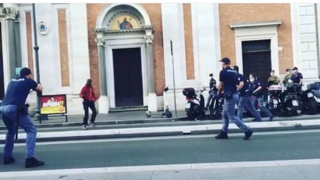 Seminò il panico a Roma Termini. Il ghanese libero di devastare un bar