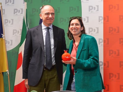 Il passaggio di consegne e quel regalo di Letta alla Schlein: il significato