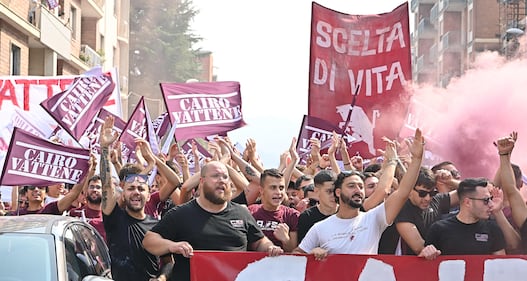 "Cairo vattene", la protesta dei tifosi del Torino: le immagini 7