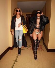 Nicki Minaj fuori di seno alla Paris Fashion Week 19