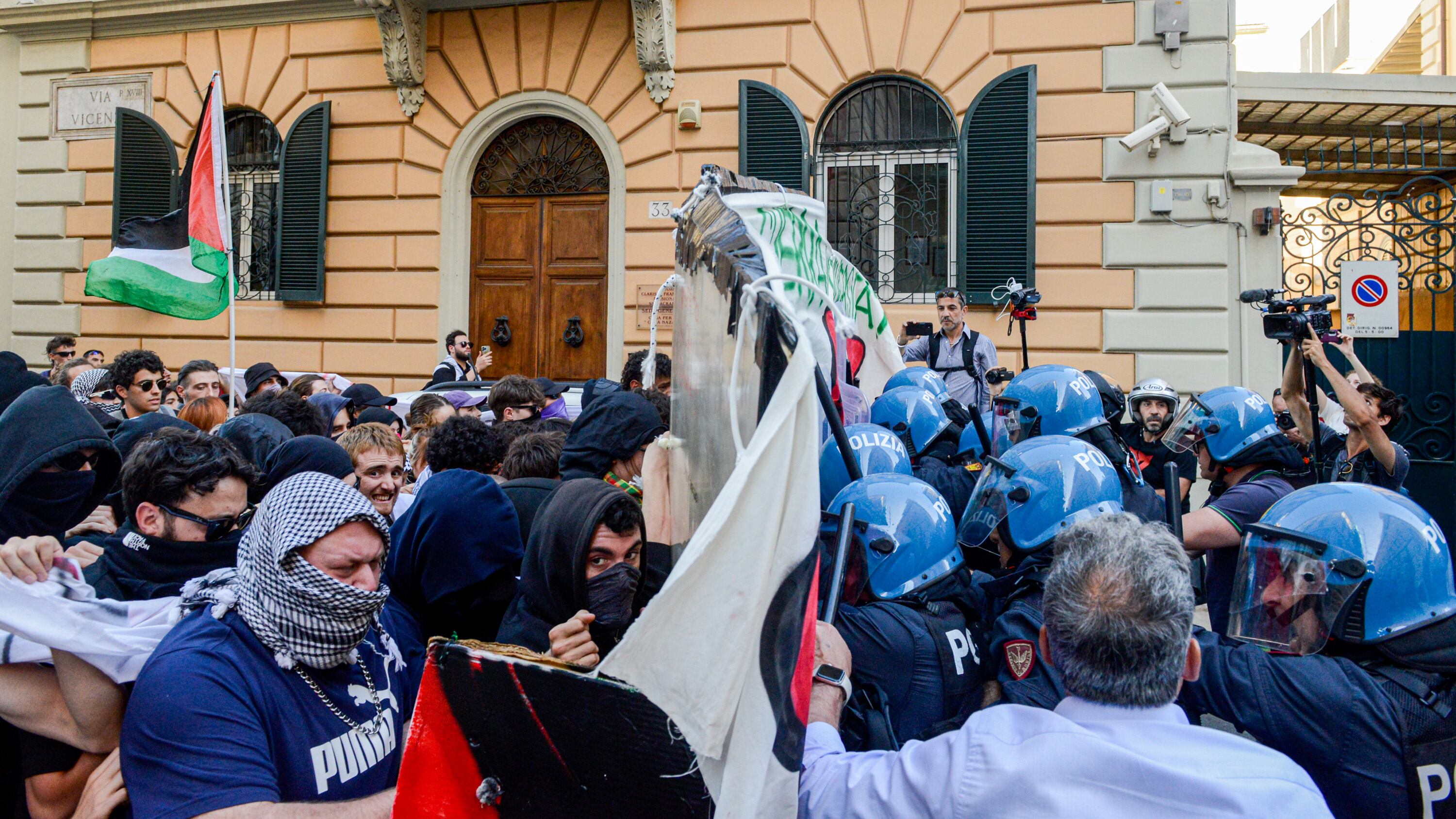 "Il nostro sangue è diverso?". L'ira degli agenti contro le violenze degli studenti