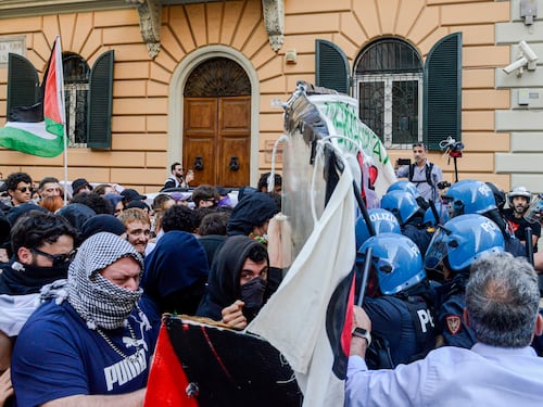 "Il nostro sangue è diverso?". L'ira degli agenti contro le violenze degli studenti
