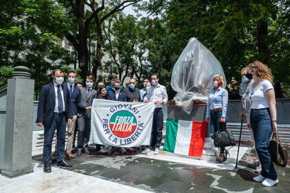 Forza Italia mette il tricolore sulla statua Montanelli 10
