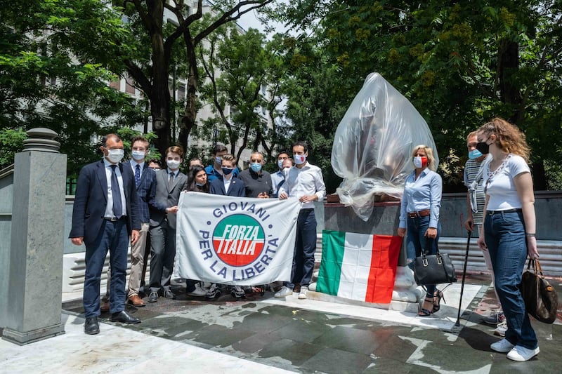Forza Italia mette il tricolore sulla statua Montanelli 10
