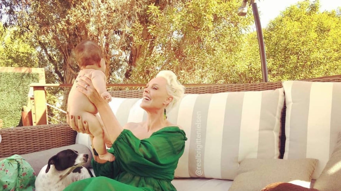 L'emozione e la fatica di Brigitte Nielsen nel diventare mamma a 54 anni