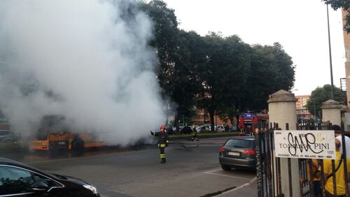 Milano, un bus in fiamme in via Rombon 15