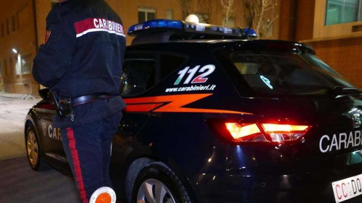 Rumeno ubriaco vuole buttare dal balcone la figlia di 1 anno: fermato con il taser